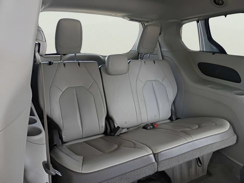 Used 2018 Chrysler Pacifica Touring-L FWD image 9