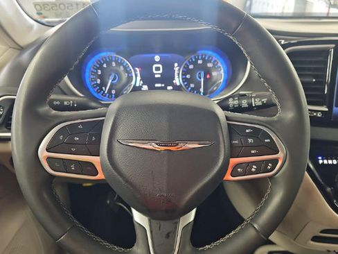 Used 2023 Chrysler Pacifica Touring-L FWD image 6