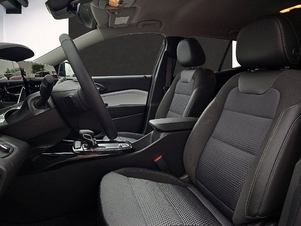 Used 2025 Chevrolet Trax LT w/ Driver Confidence Package FWD image 12