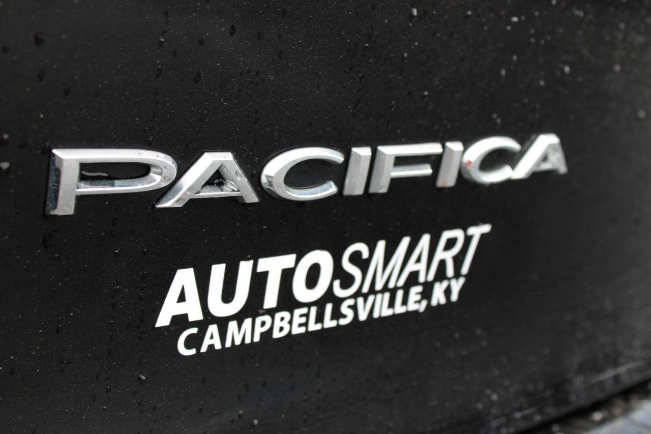 Used 2023 Chrysler Pacifica Touring-L FWD image 6