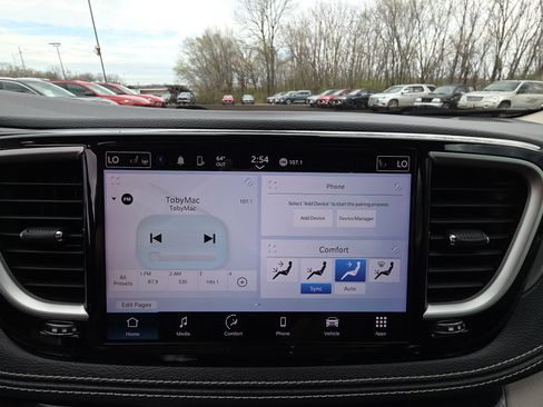 Used 2024 Chrysler Pacifica Touring-L image 21