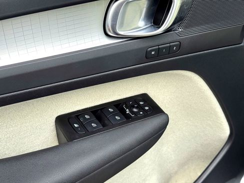 Used 2022 Volvo XC40 T5 Momentum w/ Premium Package image 15