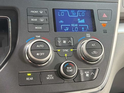 Used 2015 Toyota Sienna LE FWD image 20