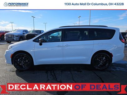 New 2026 Chrysler Pacifica Select