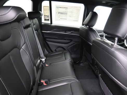 New 2025 Jeep Grand Cherokee Limited image 17