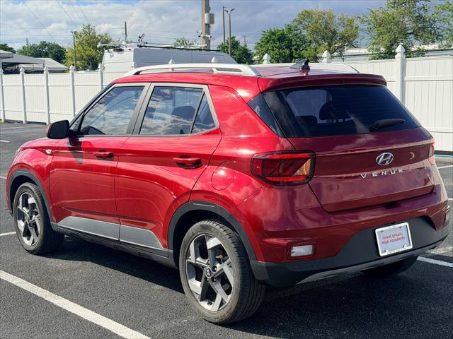 Used 2022 Hyundai Venue Limited w/ Cargo Package FWD image 4