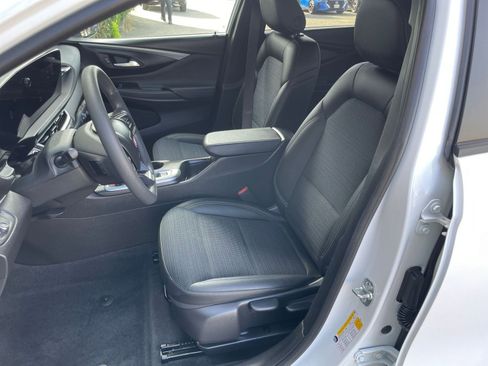 Used 2025 Buick Envista Preferred image 36