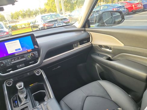 Used 2024 Toyota Grand Highlander Limited AWD/4WD image 17