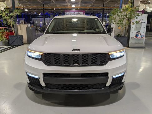 Used 2022 Jeep Grand Cherokee L Limited w/ Black Appearance Package AWD/4WD image 3