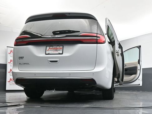 Used 2023 Chrysler Pacifica Touring-L FWD image 43