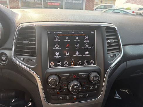 Used 2018 Jeep Grand Cherokee Altitude AWD/4WD image 19