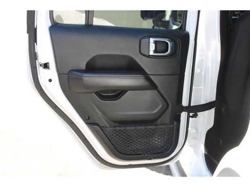 Used 2018 Jeep Wrangler Unlimited Sahara w/ Uconnect 4C Nav & Sound Group AWD/4WD image 15