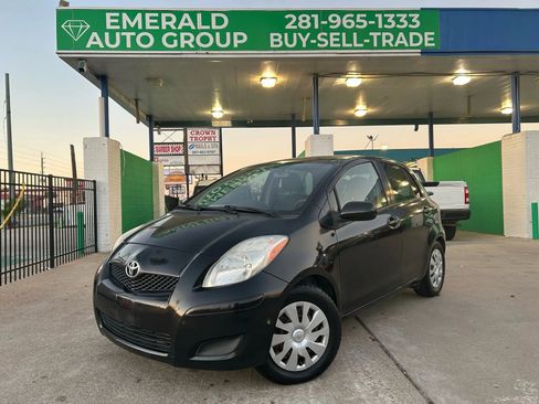 Used 2010 Toyota Yaris 4-Door Hatchback image 1