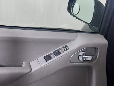 Used 2010 Nissan Frontier SE image 15