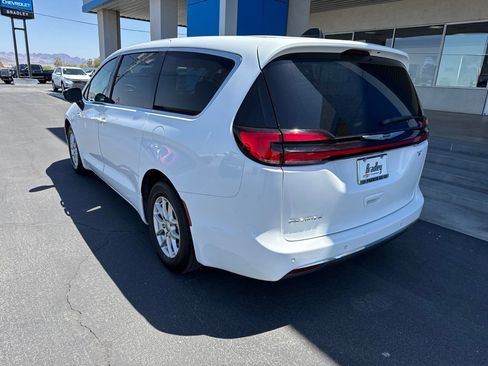 Used 2024 Chrysler Pacifica Touring-L FWD image 9