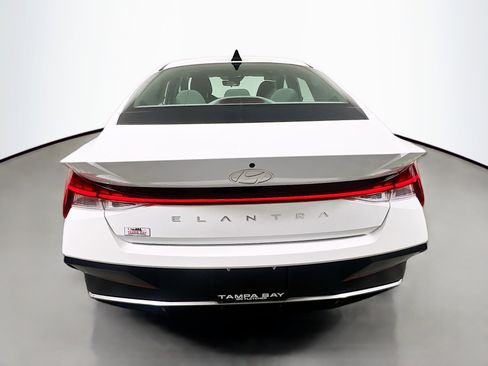 Used 2025 Hyundai Elantra SEL image 6