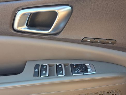 Used 2025 Kia Carnival EX FWD image 33