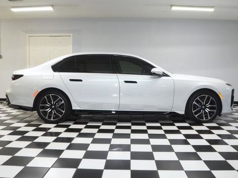 Used 2024 BMW 760i xDrive w/ Premium Package 2 AWD/4WD image 9