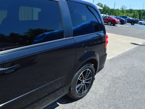 Used 2016 Dodge Grand Caravan SXT w/ UConnect Hands-Free Group FWD image 3