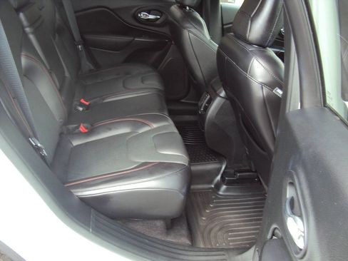 Used 2019 Jeep Cherokee Trailhawk AWD/4WD image 13