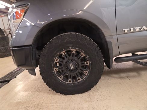 Used 2018 Nissan Titan S image 24