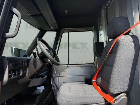 Used 2024 Chevrolet Brightdrop 400 w/ Commercial Equipment Package AWD/4WD image 9