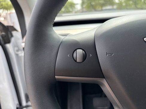 Used 2024 Tesla Model Y Long Range AWD/4WD image 27