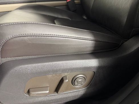 Used 2025 Kia Carnival EX FWD image 24