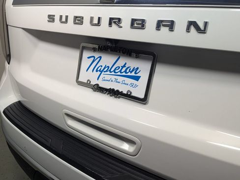 Used 2022 Chevrolet Suburban LT RWD image 9