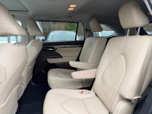 Used 2021 Toyota Highlander Limited image 9