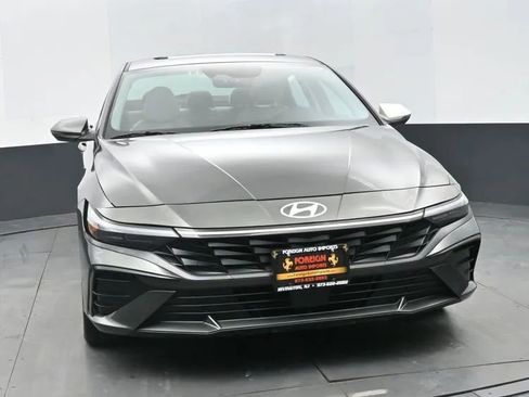Used 2025 Hyundai Elantra Limited image 2
