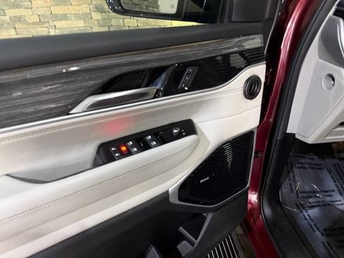 Used 2022 Jeep Wagoneer Series III w/ Premium Group I AWD/4WD image 13