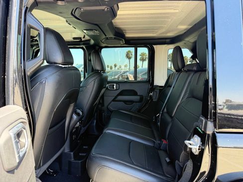 Used 2023 Jeep Wrangler Unlimited Sahara w/ Cold Weather Group AWD/4WD image 6