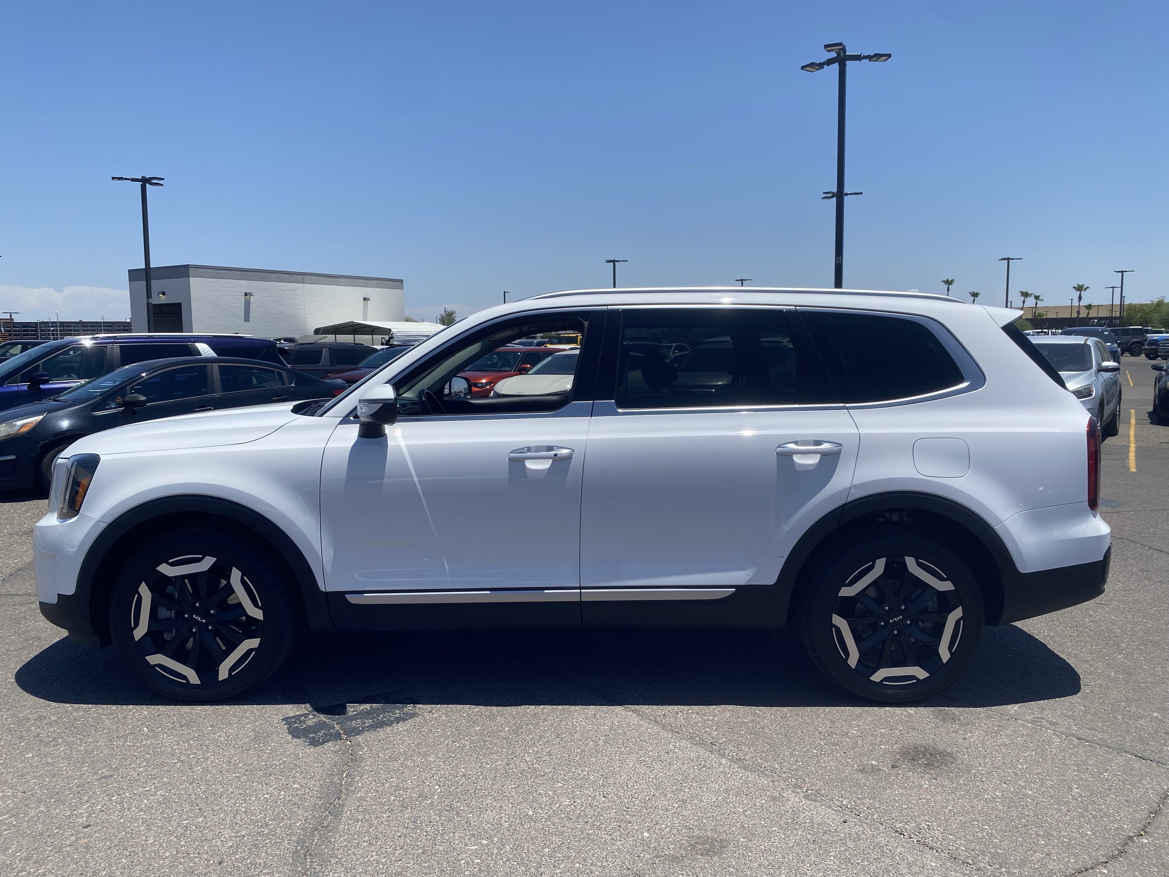 Used 2023 Kia Telluride S FWD image 3