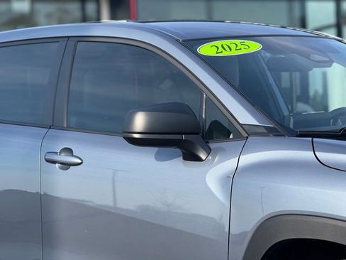 Used 2025 Toyota Corolla Cross L image 4
