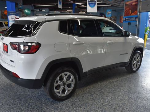 Used 2025 Jeep Compass Latitude w/ Sun & Sound Group AWD/4WD image 3