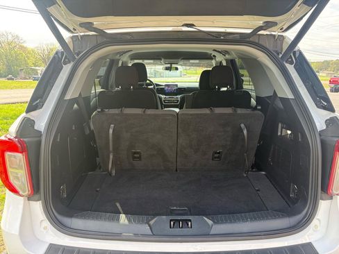 Used 2021 Ford Explorer XLT image 4