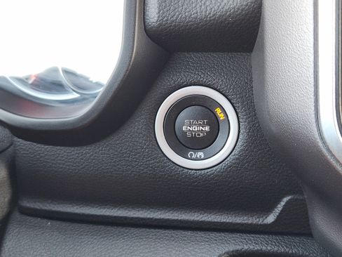 Used 2019 RAM 1500 4x4 Crew Cab image 17
