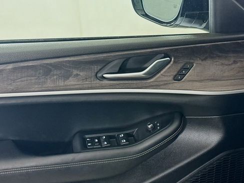 Used 2023 Jeep Grand Cherokee Limited w/ Luxury Tech Group II image 18