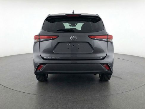Used 2025 Toyota Highlander LE FWD image 7