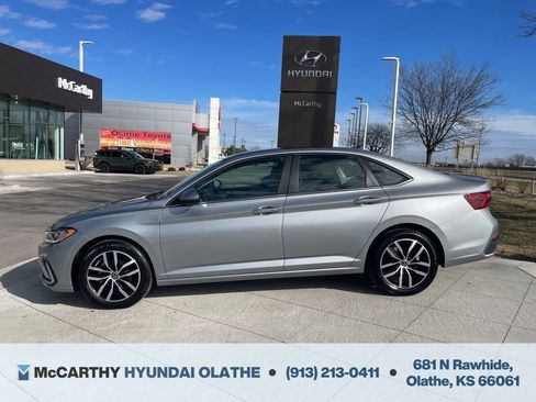 Used 2025 Volkswagen Jetta SE FWD image 14