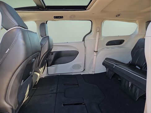 Used 2024 Chrysler Pacifica Limited image 11