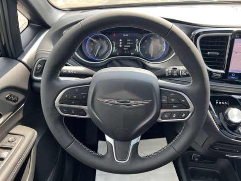 New 2025 Chrysler Pacifica Select w/ Uconnect Theater Family Group image 21