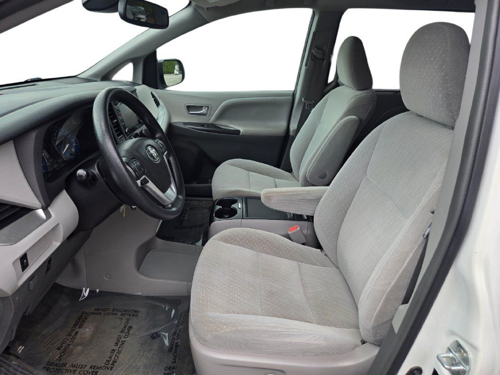 Used 2018 Toyota Sienna LE FWD image 15