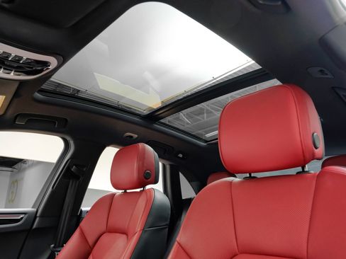 Used 2023 Porsche Macan AWD/4WD image 5
