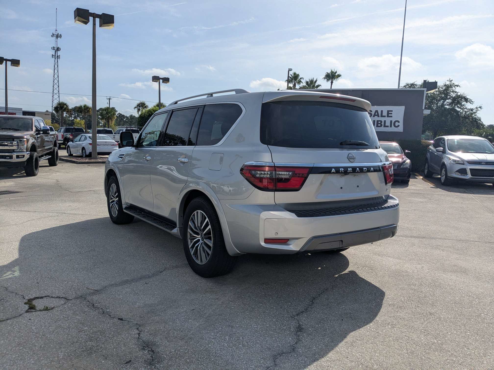 Used 2024 Nissan Armada SL w/ Captain's Chairs Package RWD image 6