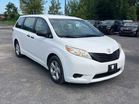 Used 2017 Toyota Sienna L FWD image 3
