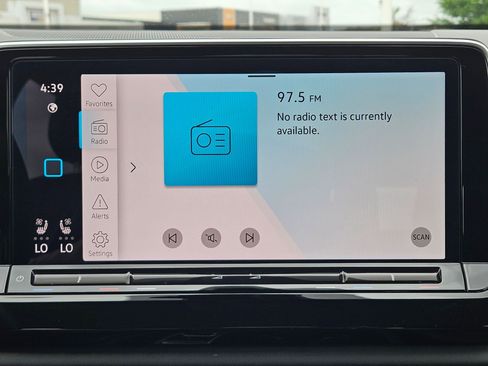 Used 2025 Volkswagen Atlas SE image 34