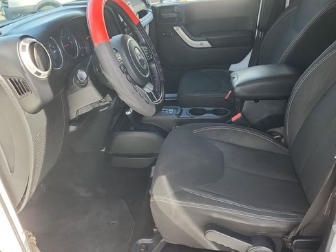 Used 2017 Jeep Wrangler Unlimited Sahara w/ Connectivity Group image 7