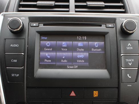 Used 2015 Toyota Camry LE image 12